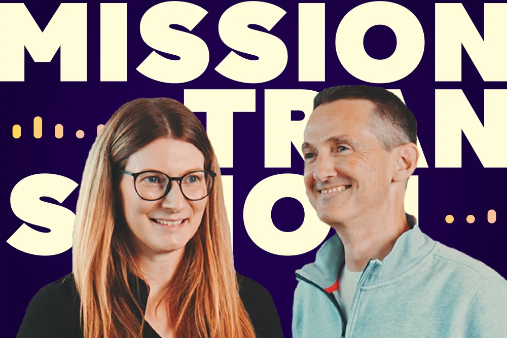 Zwei Personen stehen nebeneinander vor einem grafisch gestalteten Hintergrund, auf dem in großen Buchstaben „MISSION TRANSITION“ zu lesen ist. Die Szene wirkt modern und einladend, unterstützt durch leuchtende Farben und dezente grafische Elemente. Die Atmosphäre ist professionell und aufgeschlossen, passend zum Thema eines Podcasts.