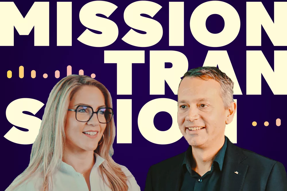 Vor einem dunkelblauen Hintergrund stehen eine Frau und ein Mann nebeneinander, beide in Business-Outfits. Hinter ihnen ist groß der Schriftzug „MISSION TRANSITION“ zu sehen, unterbrochen von grafischen Designelementen in Pastellfarben. Die Szene vermittelt einen professionellen und dynamischen Eindruck.
