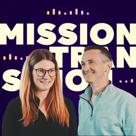 Zwei Personen stehen nebeneinander vor einem grafisch gestalteten Hintergrund, auf dem in großen Buchstaben „MISSION TRANSITION“ zu lesen ist. Die Szene wirkt modern und einladend, unterstützt durch leuchtende Farben und dezente grafische Elemente. Die Atmosphäre ist professionell und aufgeschlossen, passend zum Thema eines Podcasts.