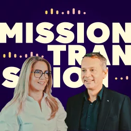 Vor einem dunkelblauen Hintergrund stehen eine Frau und ein Mann nebeneinander, beide in Business-Outfits. Hinter ihnen ist groß der Schriftzug „MISSION TRANSITION“ zu sehen, unterbrochen von grafischen Designelementen in Pastellfarben. Die Szene vermittelt einen professionellen und dynamischen Eindruck.