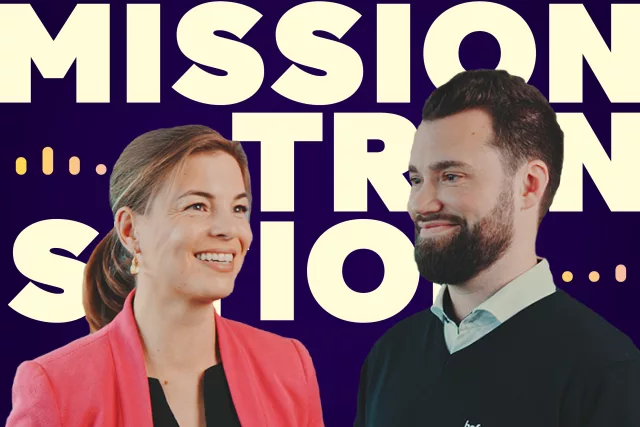 Zwei Personen stehen nebeneinander vor einem auffälligen Hintergrund mit den groß geschriebenenen Wörtern "MISSION TRANSITION". Die linke Person trägt einen rosa Blazer über einem dunklen Oberteil, die rechte Person einen dunklen Pullover mit Hemdkragen. Die Farbgestaltung ist modern und kontrastreich.