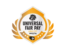 Das Bild zeigt ein Abzeichen mit der Aufschrift "UNIVERSAL FAIR PAY ANALYST 2023/24". Das Abzeichen hat eine sechseckige Form und ist in den Farben Gold, Weiß und Schwarz gehalten. Oben in der Mitte des Abzeichens befindet sich ein stilisiertes Logo, das wie ein Blatt oder eine Palme aussieht. Unter dem Logo steht der Text "UNIVERSAL FAIR PAY" in großen, schwarzen Buchstaben. Darunter steht "ANALYST 2023/24" in kleineren, weißen Buchstaben auf einem schwarzen Hintergrund. Am unteren Rand des Abzeichens sind fünf weiße Sterne auf einem goldenen Band zu sehen. Das Abzeichen wird von goldenen Lorbeerblättern umrahmt, die dem Design einen feierlichen und offiziellen Charakter verleihen.