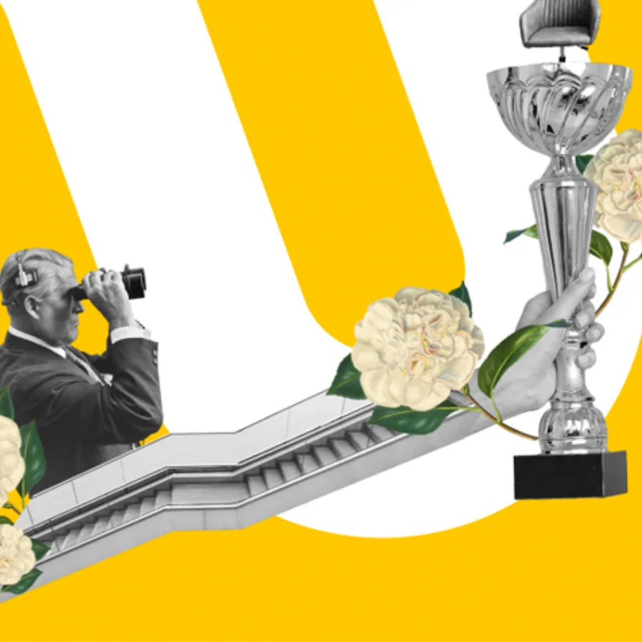 Das Bild zeigt eine künstlerische Collage auf einem gelben Hintergrund mit weißen, geschwungenen Linien. In der Mitte der Collage befindet sich eine Kombination aus verschiedenen Elementen:

### Elemente der Collage:

1. **Person mit Kamera:**
   - Links in der Collage ist eine Person zu sehen, die eine Kamera hält und durch das Objektiv schaut. Die Person trägt einen Anzug und scheint in einer professionellen Haltung zu sein.

2. **Trophäe:**
   - Rechts in der Collage befindet sich eine große Trophäe, die auf einem Sockel steht. Die Trophäe hat eine klassische Form mit einem Pokal und Griffen an den Seiten.

3. **Blumen:**
   - Mehrere weiße Blumen sind um die Collage herum angeordnet, sowohl um die Person mit der Kamera als auch um die Trophäe. Die Blumen verleihen der Collage eine dekorative und ästhetische Note.

4. **Verbindungselement:**
   - Ein geschwungenes, metallisches Band verbindet die Person mit der Kamera und die Trophäe. Dieses Band verleiht der Collage eine dynamische und fließende Bewegung.

### Hintergrund:
- Der Hintergrund ist gelb mit weißen, geschwungenen Linien, die dem Bild eine moderne und lebendige Atmosphäre verleihen.

Diese Collage kombiniert verschiedene Elemente aus der Fotografie und dem Erfolg (symbolisiert durch die Trophäe) und schafft eine visuell ansprechende und kreative Darstellung.